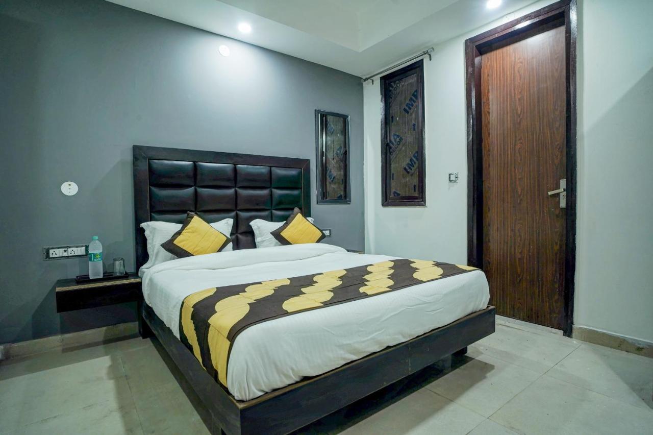Red Snapper Couple Friendly At West Delhi Hotel New Delhi